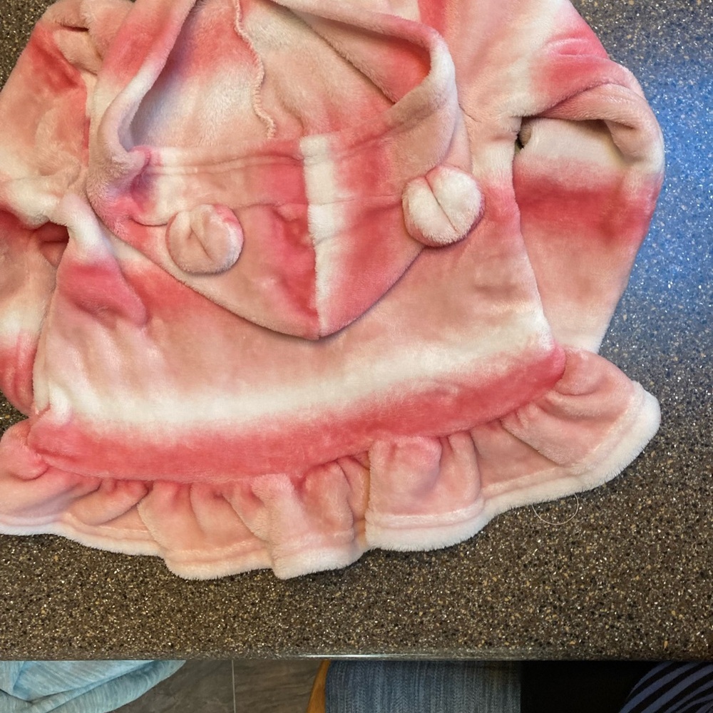 Girl fleece with front full zipper,ruffle on the bottom 
And ears on the hood - Picture 2 of 2